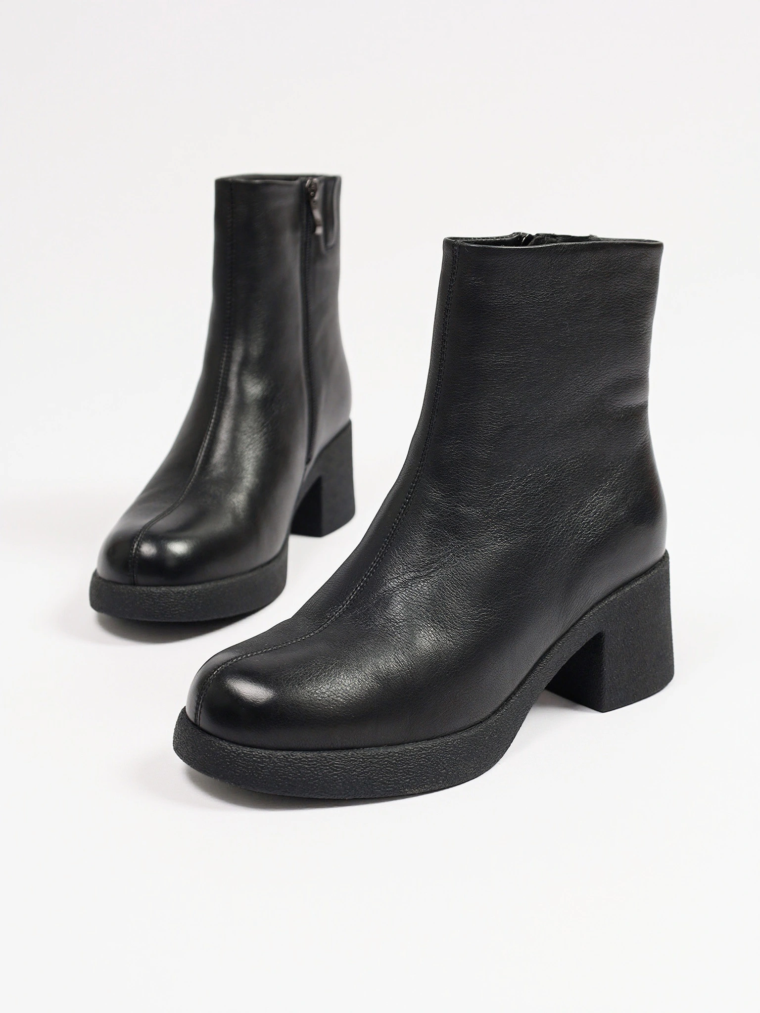 Ботильоны черного цвета на широком высоком каблуке